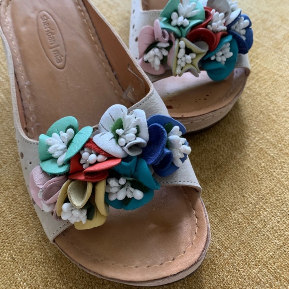 Slide sandals beige size 9 with fun flowers makes a statement - Picture 2 of 7